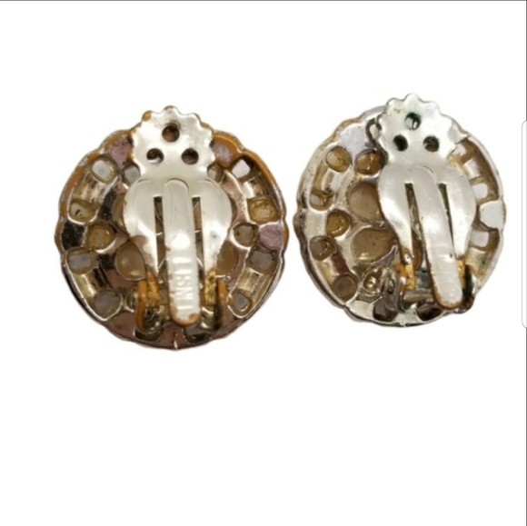 LISNER VINTAGE GOLDTONED & FAUX PEARL BUTTON STYLE CLIP ON EARRINGS - Picture 4 of 6